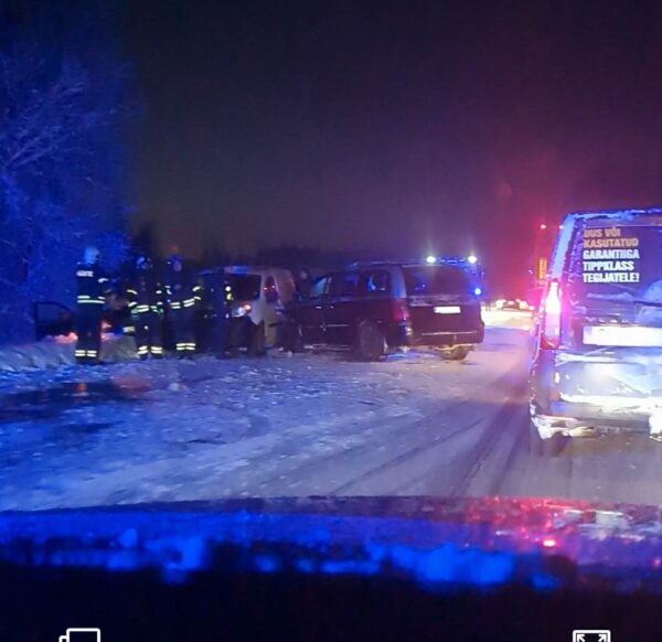 На шоссе Таллинн-Нарва столкнулись четыре автомобиля