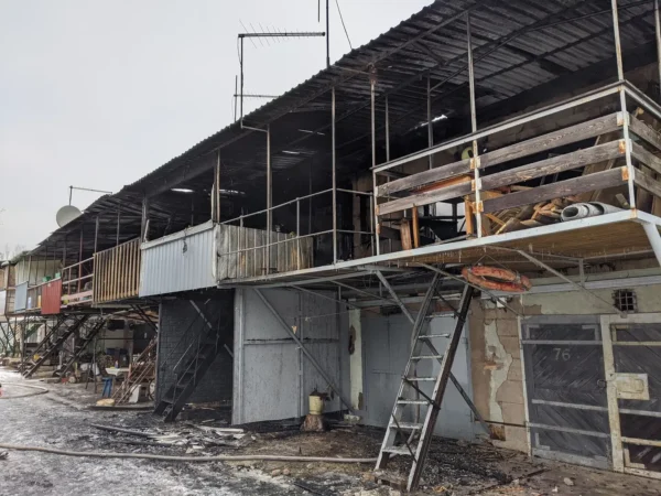 ФОТО: в Нарве горели лодочные сараи