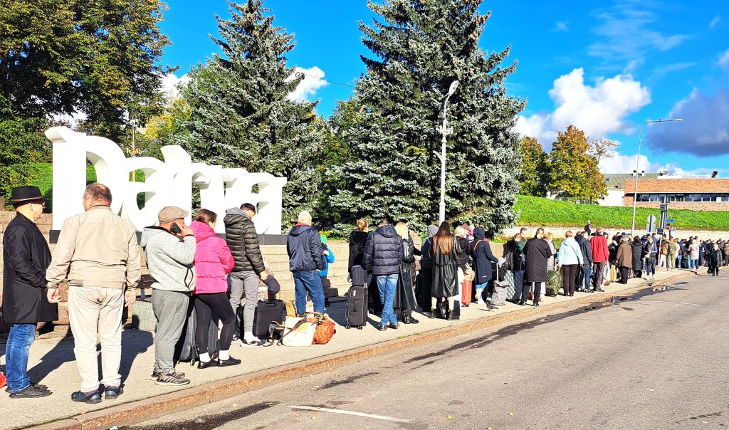 Мэр Нарвы: «Очередь на границе могут регулировать автобусные компании»