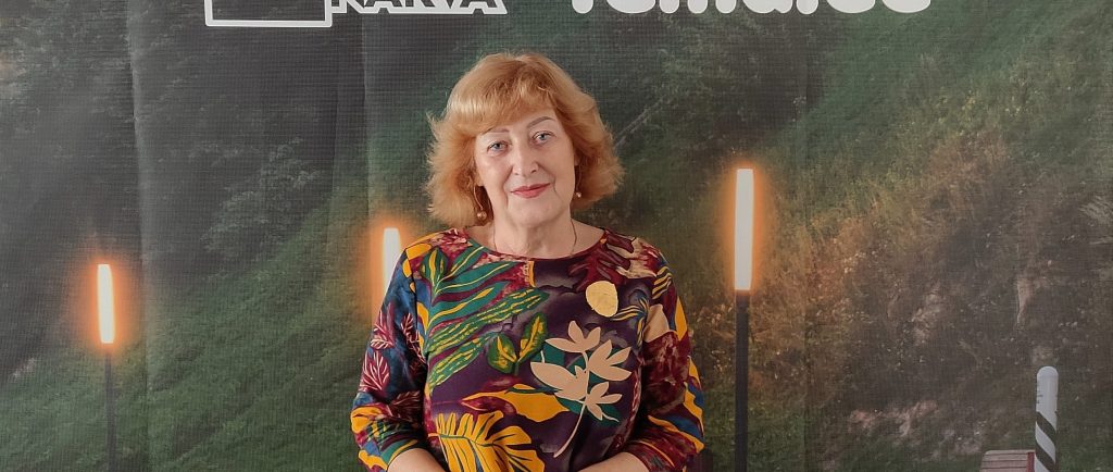 Вечера у камина: от романсов до костюмного дефиле