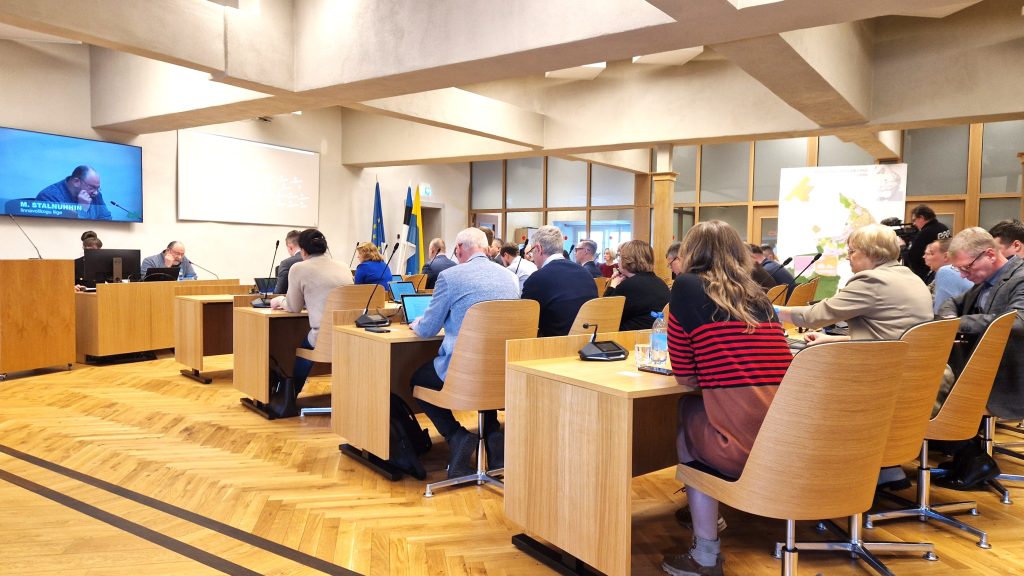 Вотум недоверия не поддержан, утверждение зарплат — тоже