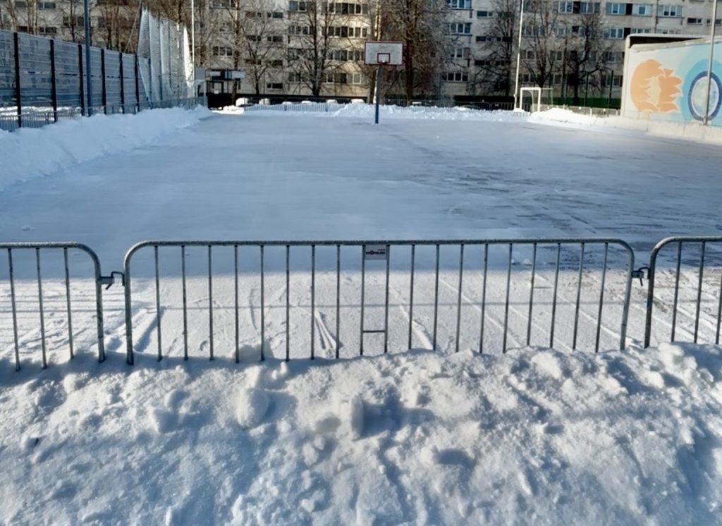 За спортшколой Energia готовится каток