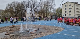 С ТАНЦАМИ И ПЕСНЯМИ: ГОРОДСКИЕ ФОНТАНЫ ВКЛЮЧИЛИ