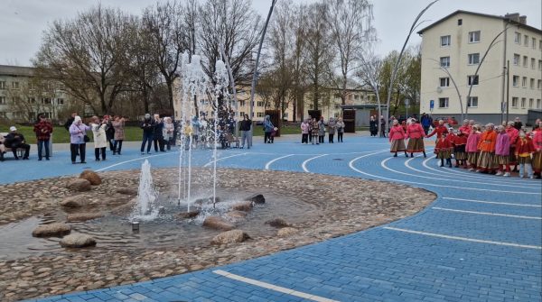 С танцами и песнями: городские фонтаны включили